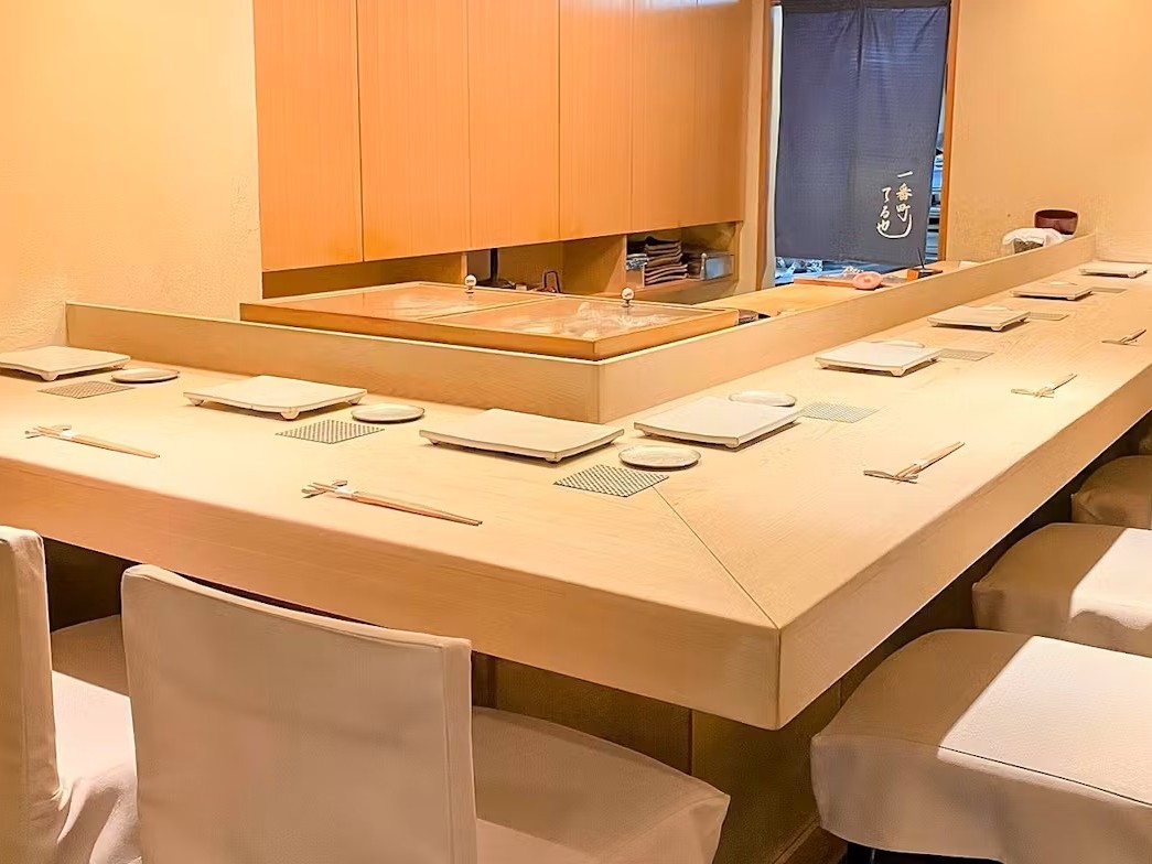 一番町てる也様カウンター　寿司店